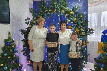 Депутаты помогают создавать новогоднюю сказку